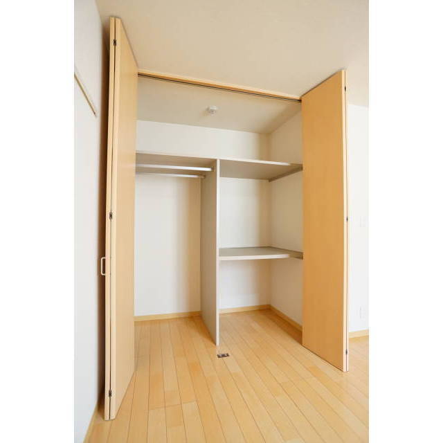 洋室７．５帖の広々収納♪