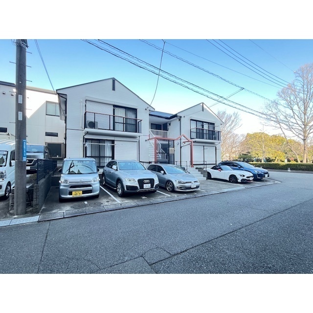 敷地内に駐車場があります。