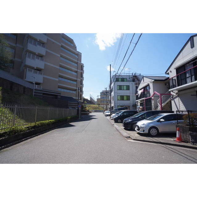 建物前