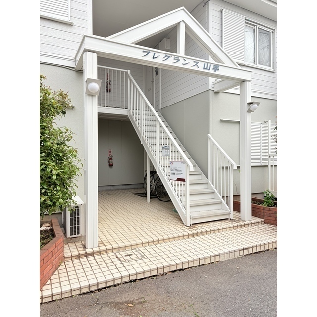 エントランスは屋内なので雨でも安心です