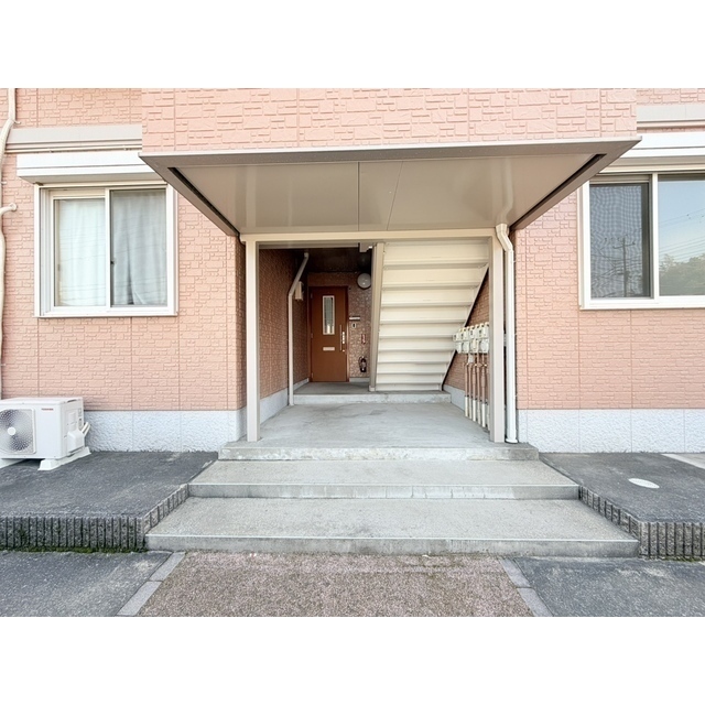 玄関は屋内となっております