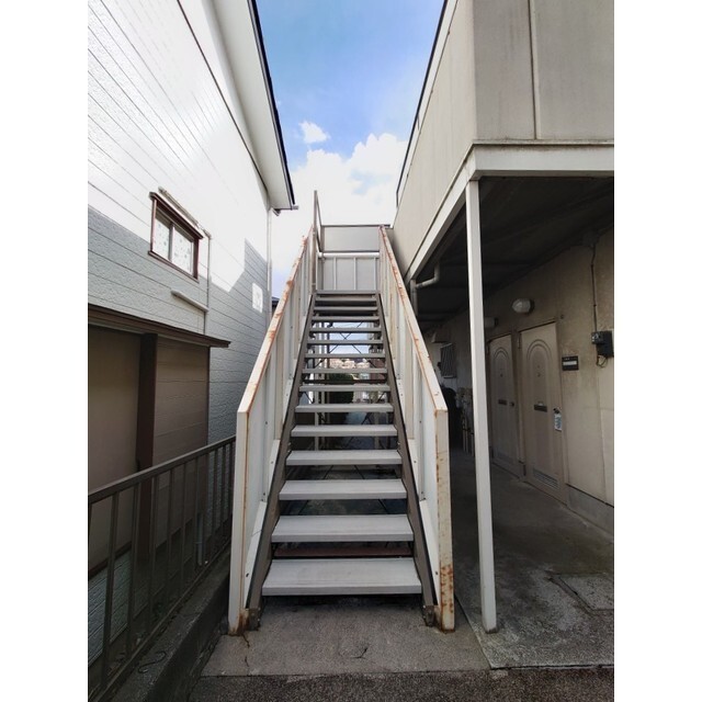 ２階への階段です