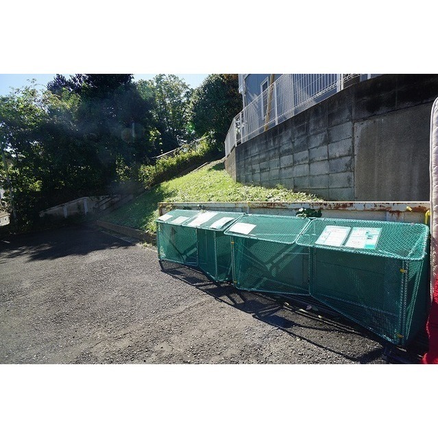 ゴミ置場はアパート脇の道路です♪