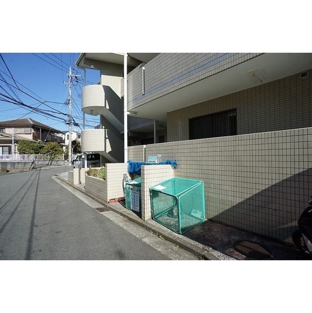 敷地内にゴミ置場もあります♪