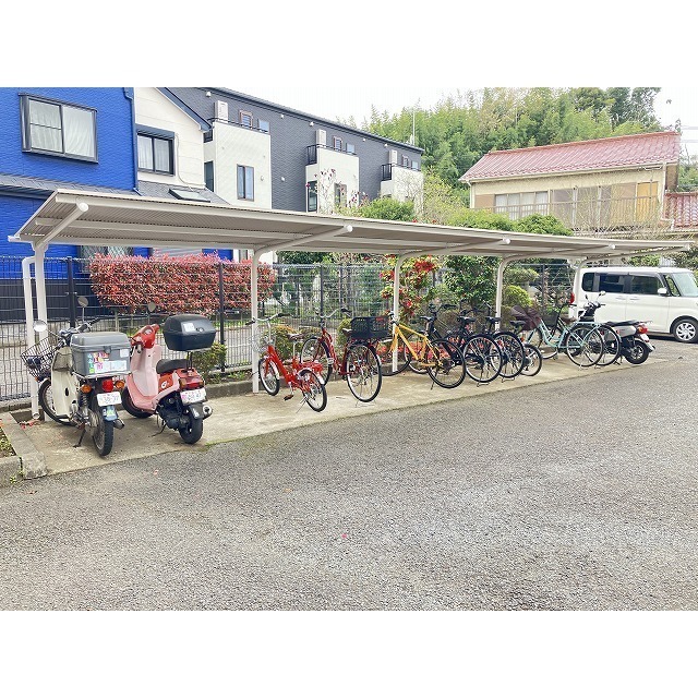 屋根付き無料駐輪場あります♪