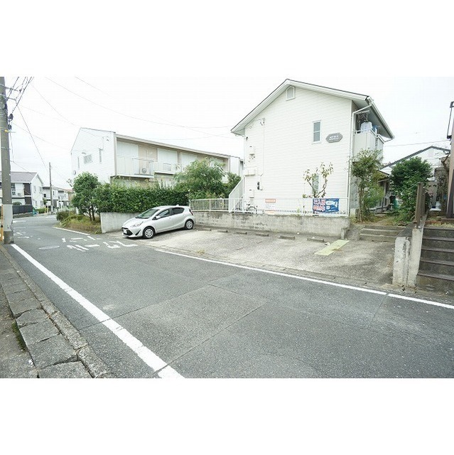 平面駐車場が敷地内にあります♪