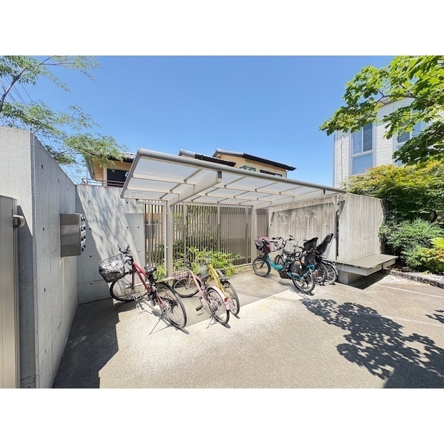 無料の屋根付き駐輪場♪