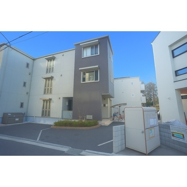 小高い丘の上にある３階建てマンション！