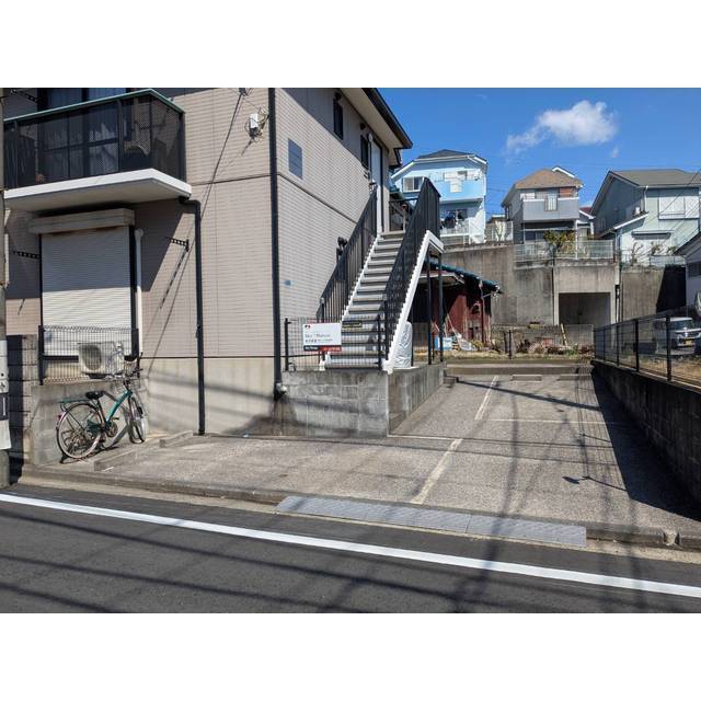 敷地内駐車場1台分無料です♪