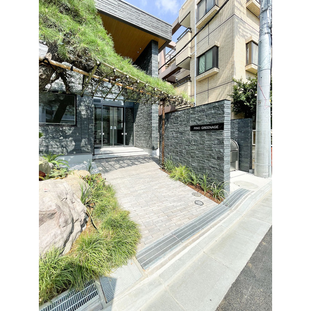 モダンな佇まいのエントランス