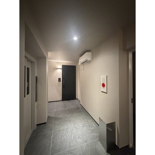 1階外廊下にエアコンを設置しております♪