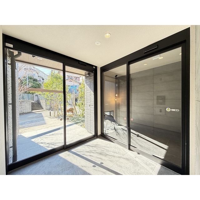 オートロック付きの共用玄関です♪