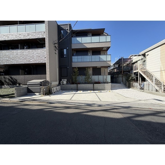 敷地内駐車場(ゴミ置場側)です♪