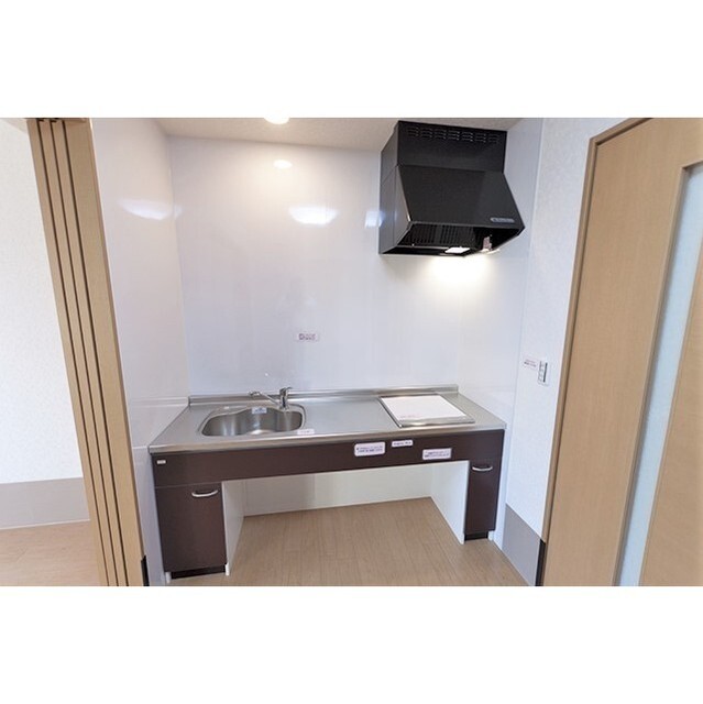 車椅子に対応してキッチンは低めに設計されています☆