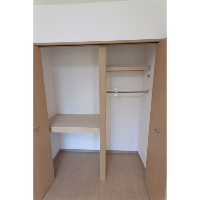 枕棚・ハンガーパイプ付き収納☆