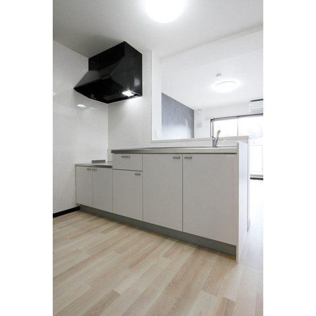 白基調の対面式キッチン