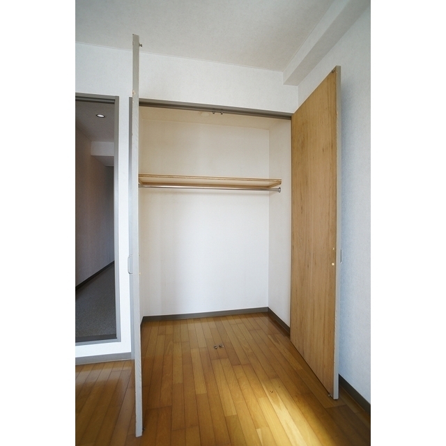 奥行きのある洋室収納