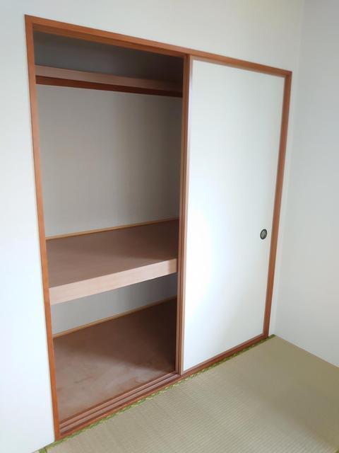 押入
