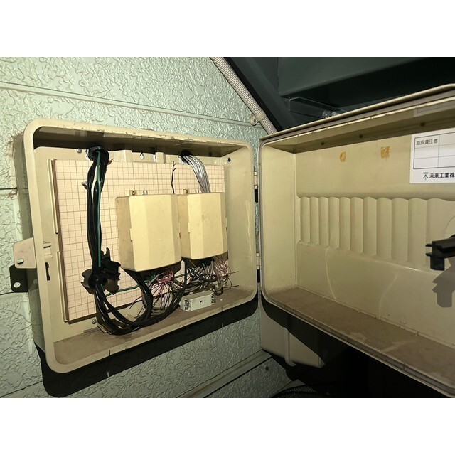 MDF（分電盤真ん中）