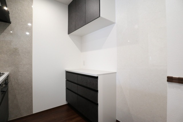 キッチンの後ろには嬉しいキャビネット