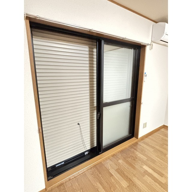 シャッター式雨戸付き