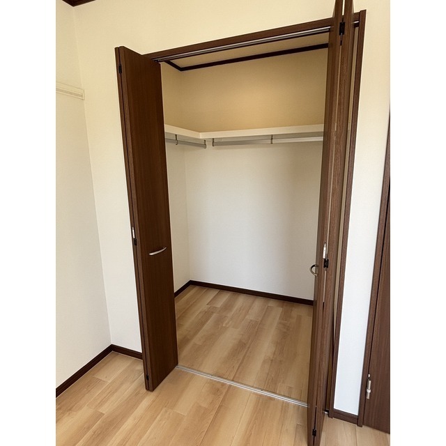 ウォークインクローゼット　照明付き