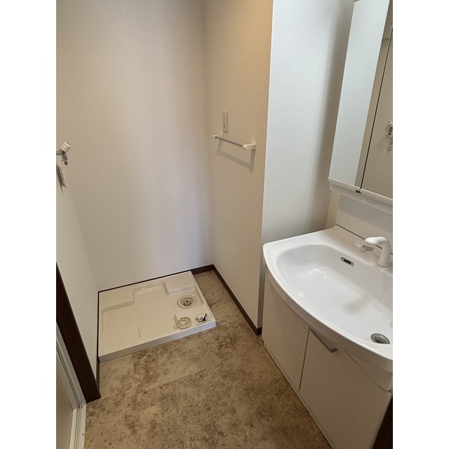 三面鏡独立洗面台　室内洗濯機置