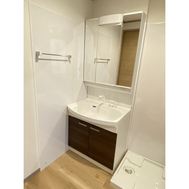 三面鏡洗面化粧台・室内洗濯機置